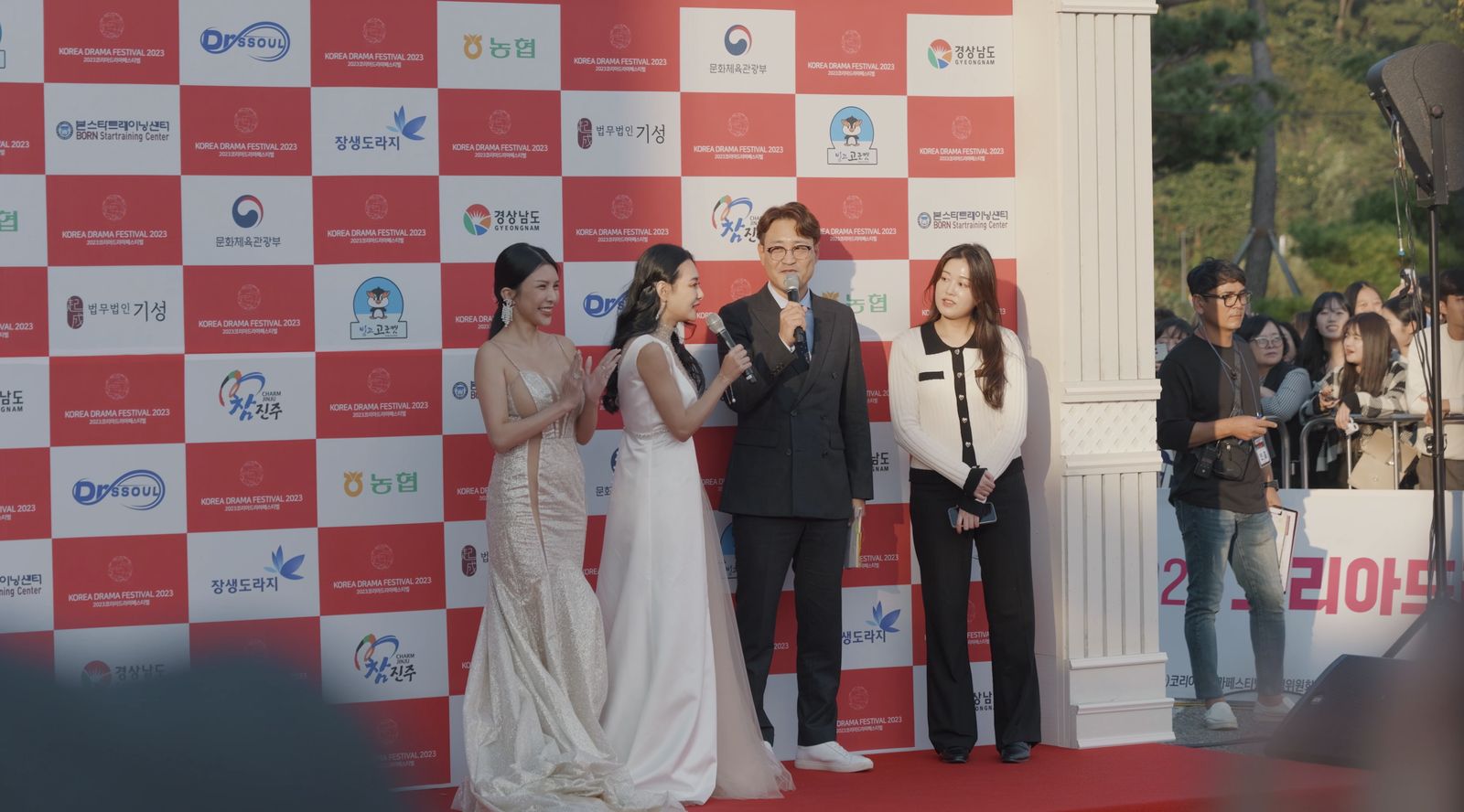 축제 포토월 앞에서 진행되는 현장 인터뷰